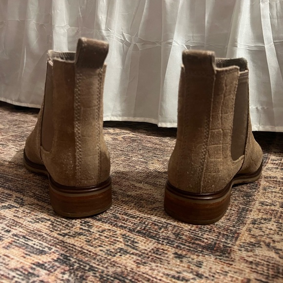 Clarks Women’s Suede Chelsea Ankle Boots Taupe Size 7 Comfort Low Heel Pull On - Picture 3 of 8